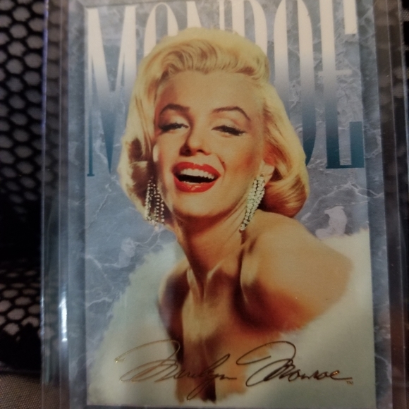Marilyn Monroe collector cards - Picture 8 of 9